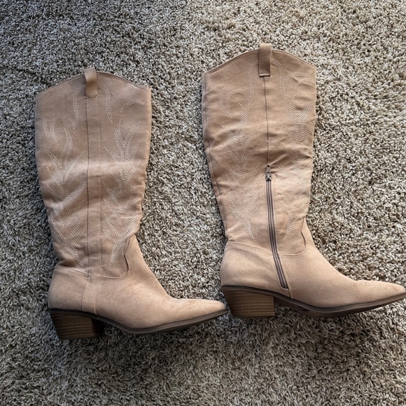 Boots - Picture 2 of 6